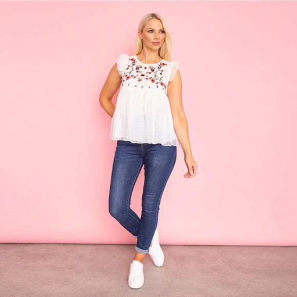 Embroidered Floral White Top, Size M . - Picture 3 of 8